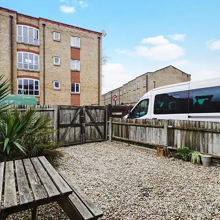 Modern & Stylish House In - Garden Holiday home London