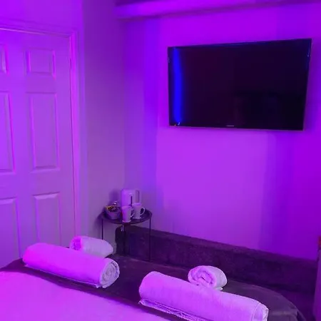 Apartment Luxury Urban Hideaway With Private Hot Tub & Pole *