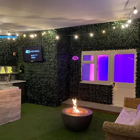 Luxury Urban Hideaway With Private Hot Tub & Pole Apartment