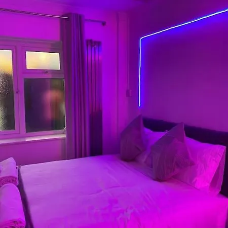 Luxury Urban Hideaway With Private Hot Tub & Pole *