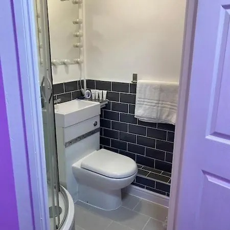 Luxury Urban Hideaway With Private Hot Tub & Pole
