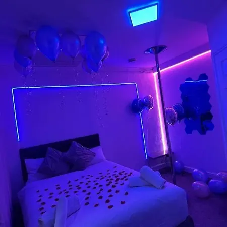 Apartment Luxury Urban Hideaway With Private Hot Tub & Pole
