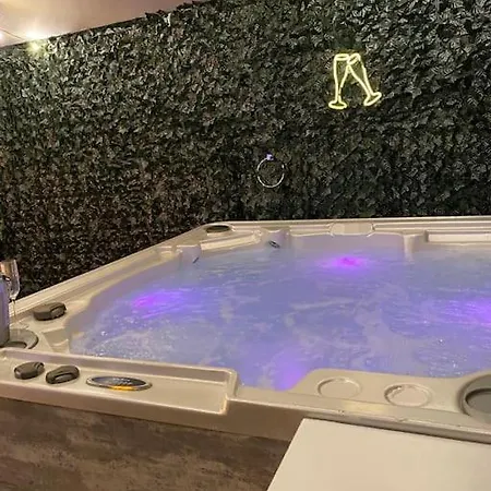 Luxury Urban Hideaway With Private Hot Tub & Pole * Croydon