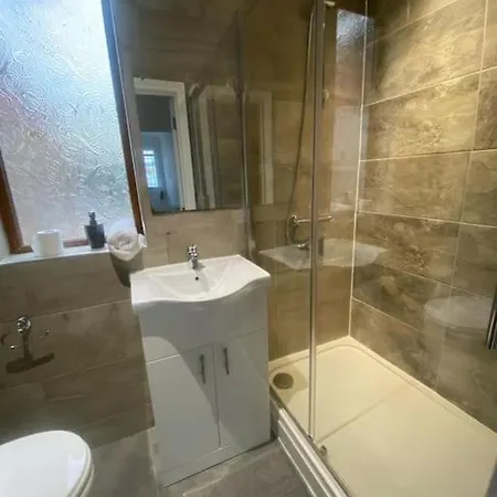 Stunning 5 Bed House With Pool Table And Off Street Parking Holiday home