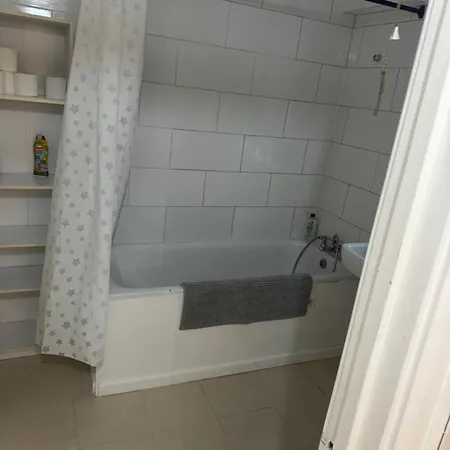 One Bedroom In Tower Bridge Road * London