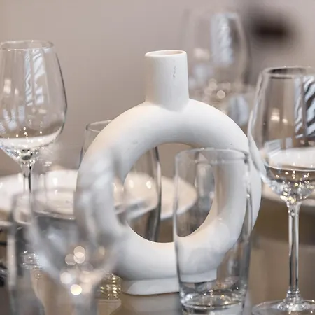 Luxurious 2 Bedroom - - Location Apartment London