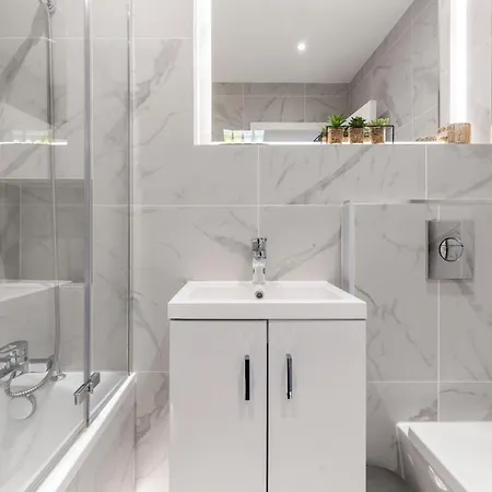 Luxurious 2 Bedroom - - Location * London