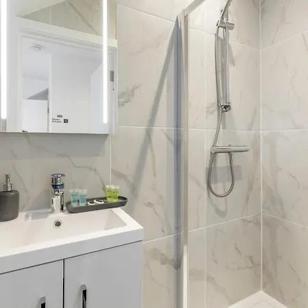 Luxurious 2 Bedroom - - Location *