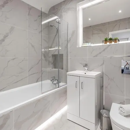 Luxurious 2 Bedroom - - Location