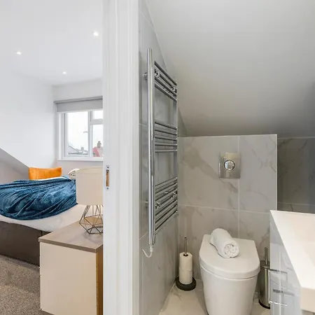 Luxurious 2 Bedroom - - Location *