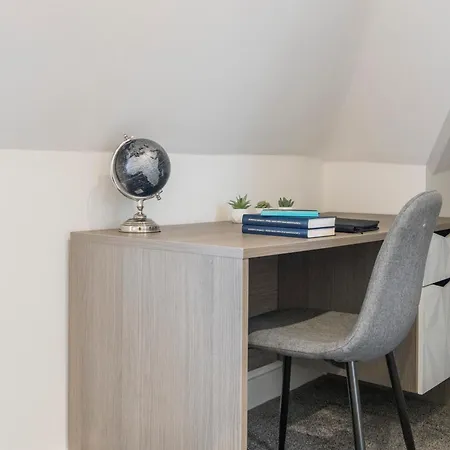 Luxurious 2 Bedroom - - Location *