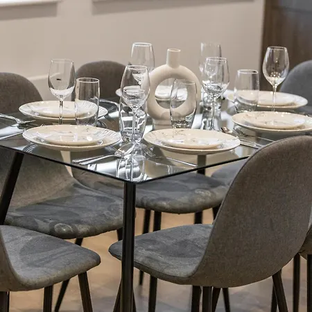 Apartment Luxurious 2 Bedroom - - Location