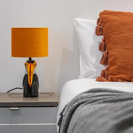 Luxurious 2 Bedroom - - Location London