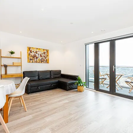 Sensational 2br Wviews & Balcony In Wandsworth Apartment