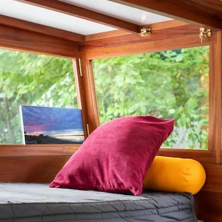 Slash Arts Houseboat On Secluded Mooring In * London