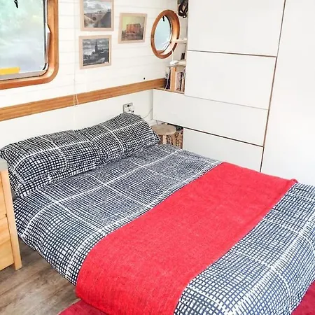 Slash Arts Houseboat On Secluded Mooring In Botel London