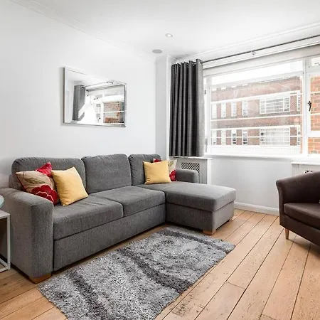 Chic - Fabulous Central Location In Zone 1 *