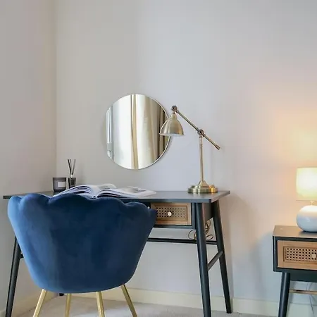 Stylish Urban Sanctuary With Parking London
