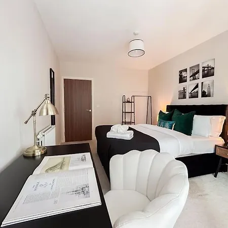 Apartment Stylish Urban Sanctuary With Parking