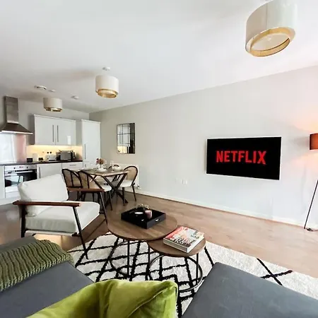 Stylish Urban Sanctuary With Parking * London