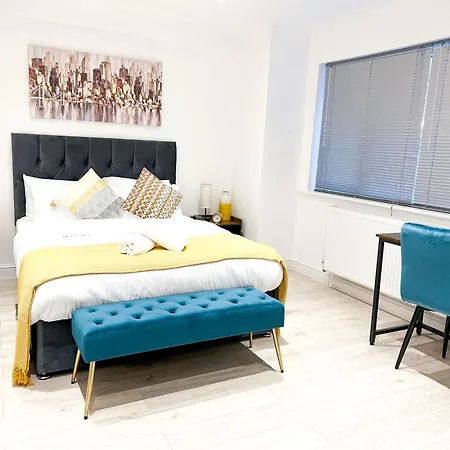 Luxury House With 2 Bedrooms Free Driveway Parking Close To Central Wembley Stadium And Shopping Malls アパート