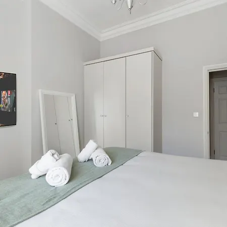 Parea Living - Notting Hill, Stylish 1-bedroom Flat, Private Gardens, Remote Working Apartment London