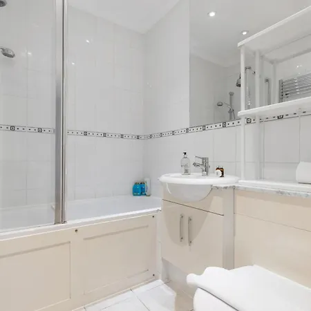 Parea Living - Notting Hill, Stylish 1-bedroom Flat, Private Gardens, Remote Working London