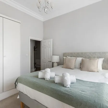 Parea Living - Notting Hill, Stylish 1-bedroom Flat, Private Gardens, Remote Working * London