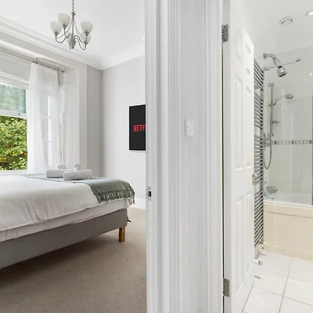 Parea Living - Notting Hill, Stylish 1-bedroom Flat, Private Gardens, Remote Working Apartment