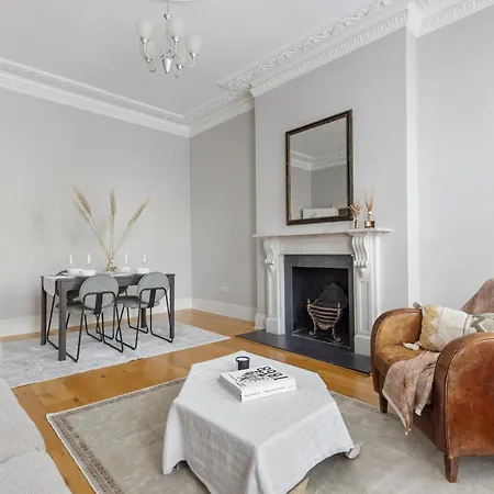 Parea Living - Notting Hill, Stylish 1-bedroom Flat, Private Gardens, Remote Working *