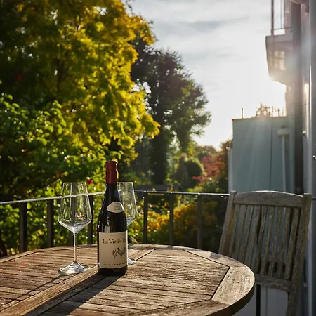Parea Living - Notting Hill, Stylish 1-bedroom Flat, Private Gardens, Remote Working Apartment *