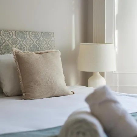 Parea Living - Notting Hill, Stylish 1-bedroom Flat, Private Gardens, Remote Working
