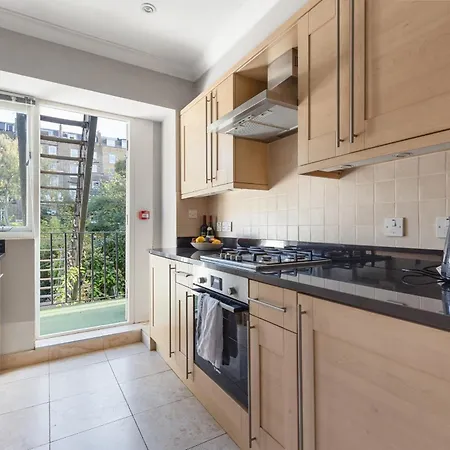 Parea Living - Notting Hill, Stylish 1-bedroom Flat, Private Gardens, Remote Working Apartment London