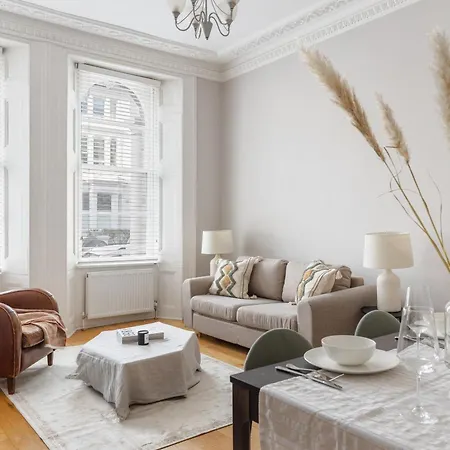 Parea Living - Notting Hill, Stylish 1-bedroom Flat, Private Gardens, Remote Working London
