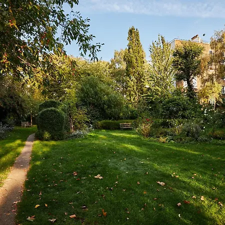 Parea Living - Notting Hill, Stylish 1-bedroom Flat, Private Gardens, Remote Working Apartment London