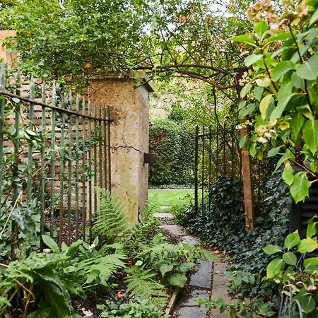 Parea Living - Notting Hill, Stylish 1-bedroom Flat, Private Gardens, Remote Working