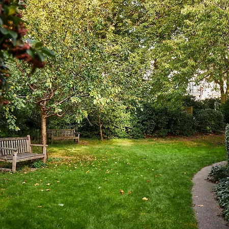 Parea Living - Notting Hill, Stylish 1-bedroom Flat, Private Gardens, Remote Working London