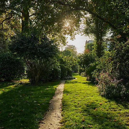 Parea Living - Notting Hill, Stylish 1-bedroom Flat, Private Gardens, Remote Working Apartment