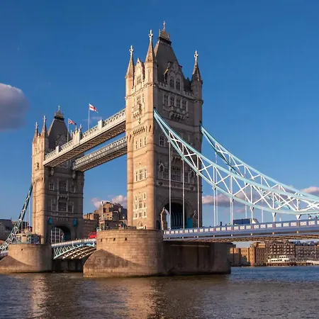 Cosy And Spacious Flat Near Bridge * Londra