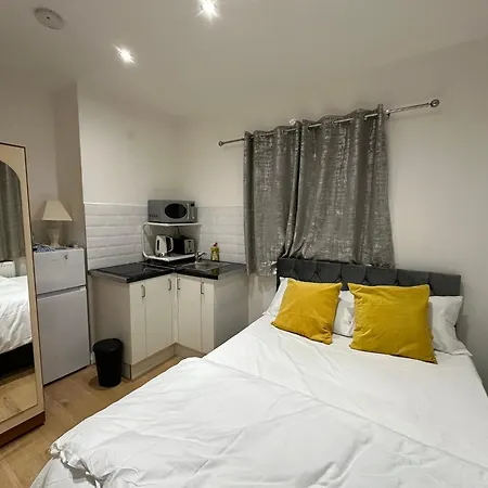 Apartment Luxury Ensuite 2nd Flat With Great Views In Keedonwood Road With Fully Own Bathroom Newly Added And Private Kitchenette *