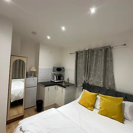 Luxury Ensuite 2nd Flat With Great Views In Keedonwood Road With Fully Own Bathroom Newly Added And Private Kitchenette Apartment *