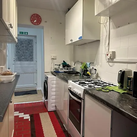 Luxury Ensuite 2nd Flat With Great Views In Keedonwood Road With Fully Own Bathroom Newly Added And Private Kitchenette Apartment