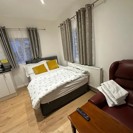 Luxury Ensuite 2nd Flat With Great Views In Keedonwood Road With Fully Own Bathroom Newly Added And Private Kitchenette Apartment *