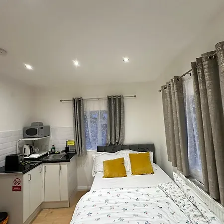 Apartment Luxury Ensuite 2nd Flat With Great Views In Keedonwood Road With Fully Own Bathroom Newly Added And Private Kitchenette Bromley