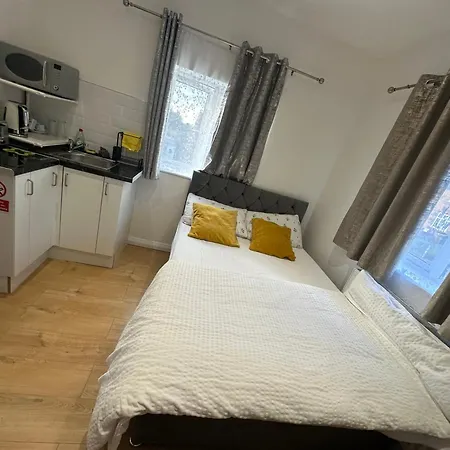 Luxury Ensuite 2nd Flat With Great Views In Keedonwood Road With Fully Own Bathroom Newly Added And Private Kitchenette Apartment