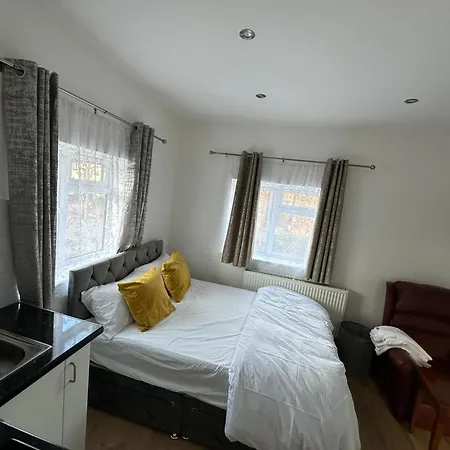 Apartment Luxury Ensuite 2nd Flat With Great Views In Keedonwood Road With Fully Own Bathroom Newly Added And Private Kitchenette *