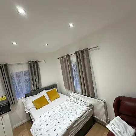 Luxury Ensuite 2nd Flat With Great Views In Keedonwood Road With Fully Own Bathroom Newly Added And Private Kitchenette