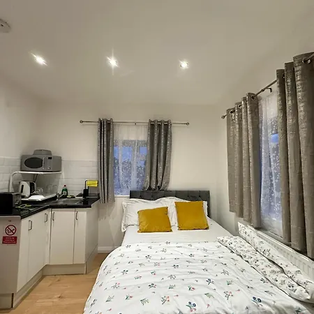 Luxury Ensuite 2nd Flat With Great Views In Keedonwood Road With Fully Own Bathroom Newly Added And Private Kitchenette Bromley
