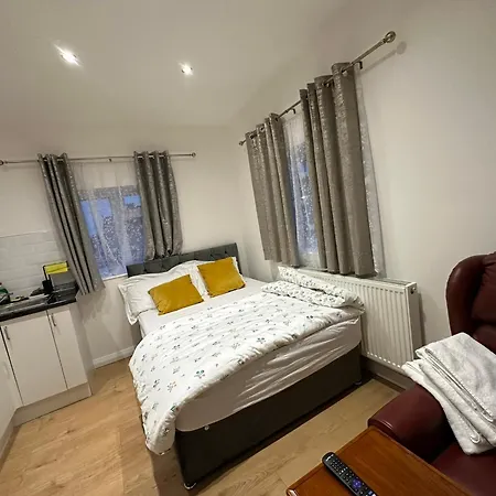 Luxury Ensuite 2nd Flat With Great Views In Keedonwood Road With Fully Own Bathroom Newly Added And Private Kitchenette Apartment