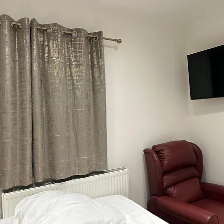 Luxury Ensuite 2nd Flat With Great Views In Keedonwood Road With Fully Own Bathroom Newly Added And Private Kitchenette * Bromley
